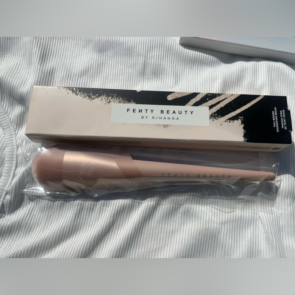 Brand New Rihanna fenty brush